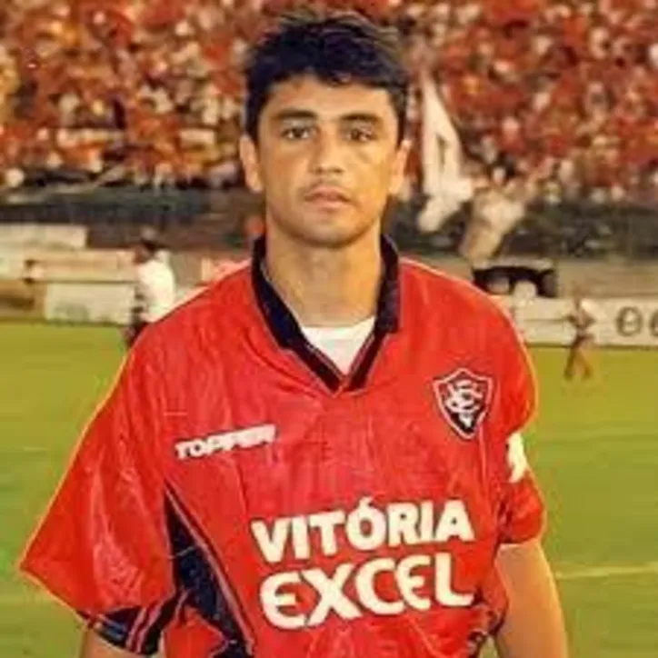 Bebeto com a camisa do Vitória, em 1997