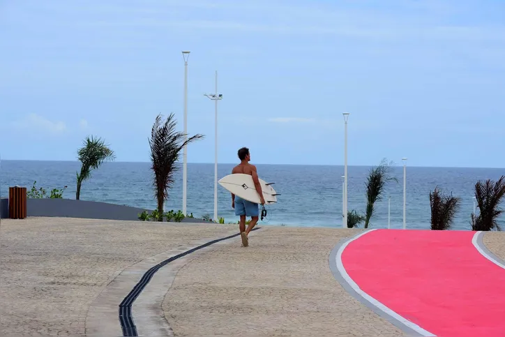 Surfista na orla de Salvador
