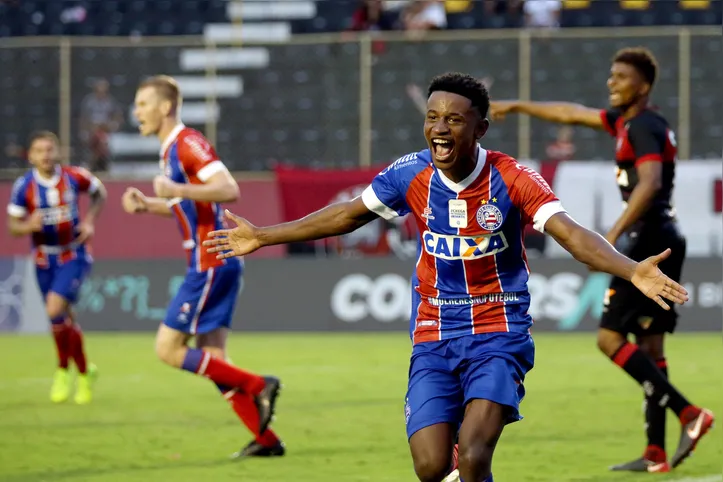 Eric Ramires comemorando gol contra o Vitória em 2018