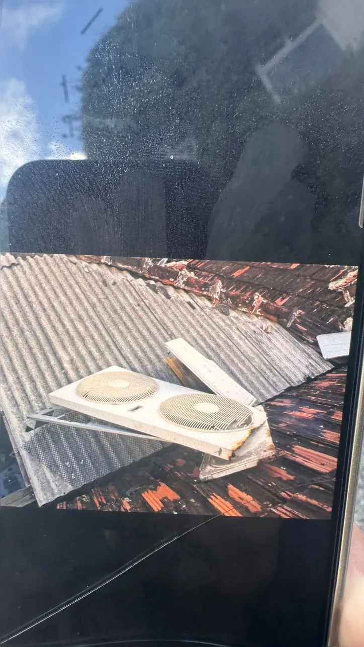 Imagem ilustrativa da imagem Vídeo: homem foge pelo telhado de órgão público em Salvador após furto