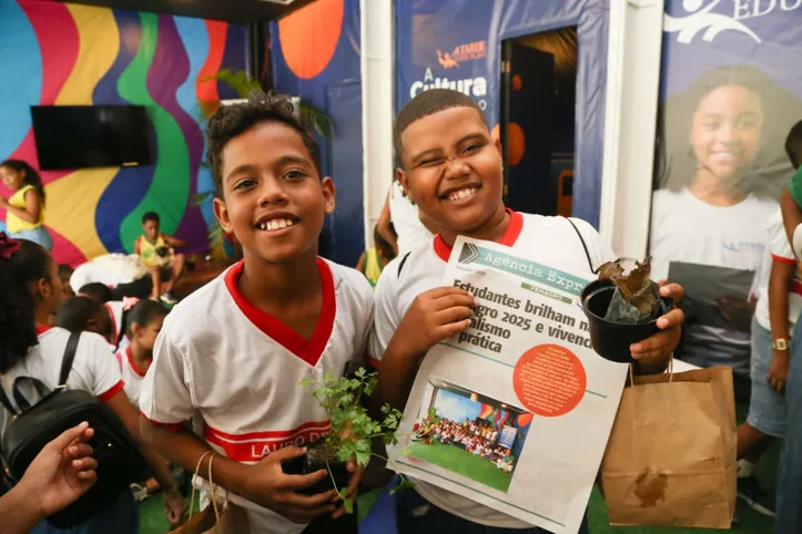 Visita de estudantes de Lauro movimenta espaços do A TARDE Educação