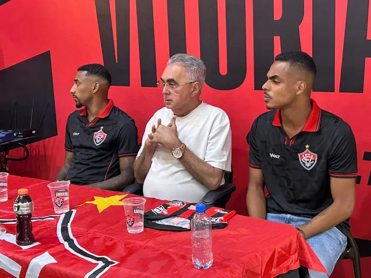 Reforços do Vitória acompanhados pelo diretor Sérgio Papellin