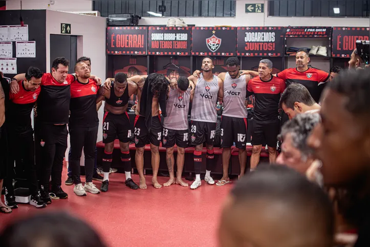 Time do Vitória em concentração pré-jogo