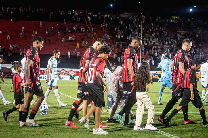 Time do Vitória entrando em campo