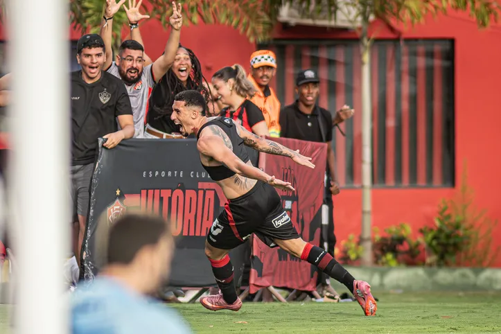 Baralhas comemorando gol