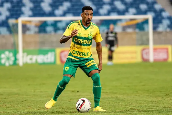 Imagem ilustrativa da imagem Destaque na Série B e suspenso por apostas: Vitória acerta compra de lateral