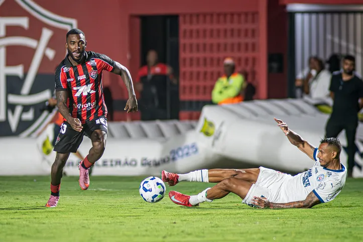 Ramon em campo pelo Vitória