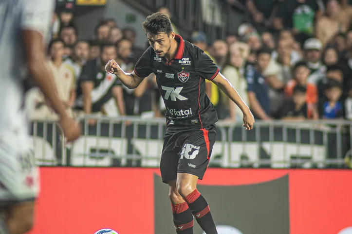Claudinho em campo contra o Vasco