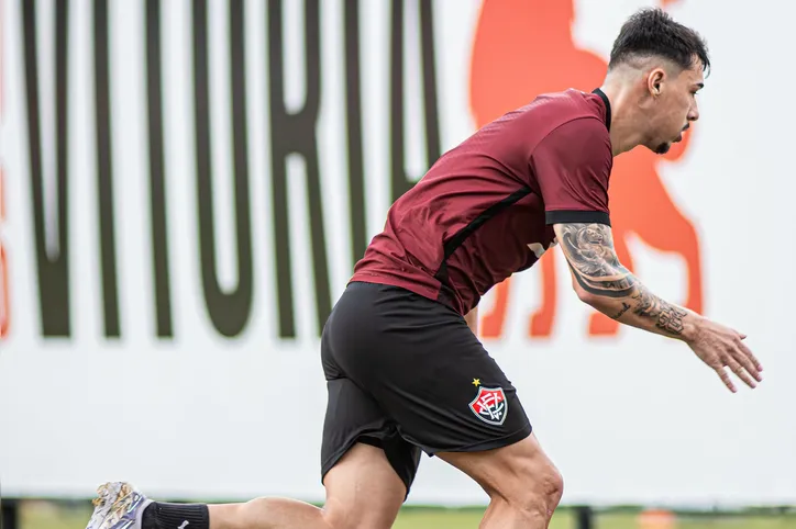 Claudinho em treino na toca do Leão