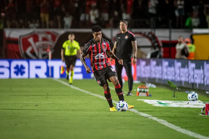 Jamerson, lateral-esquerdo do Vitória