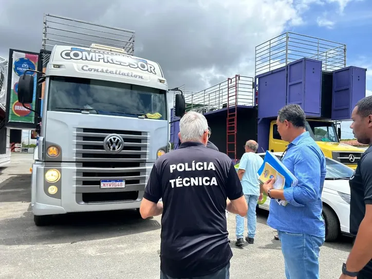 Parte da plataforma cedeu no meio da avenida