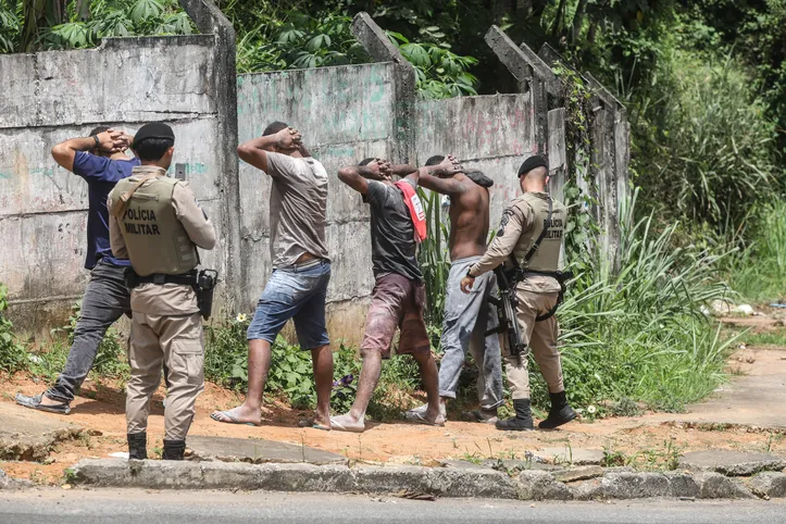Polícia Militar revistando homens