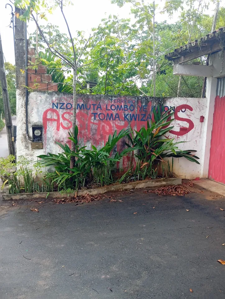 A palavra assassinos foi escrita sobre o letreiro do terreiro