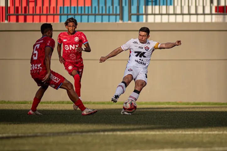 Osvaldo em campo pelo Vitória