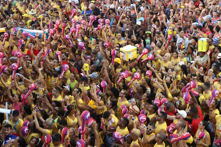 Leo Santana agita o bloco Nana Banana