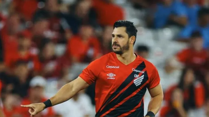 Imagem ilustrativa da imagem Cabe no seu time? Ex-Seleção rescinde com clube fica livre no mercado