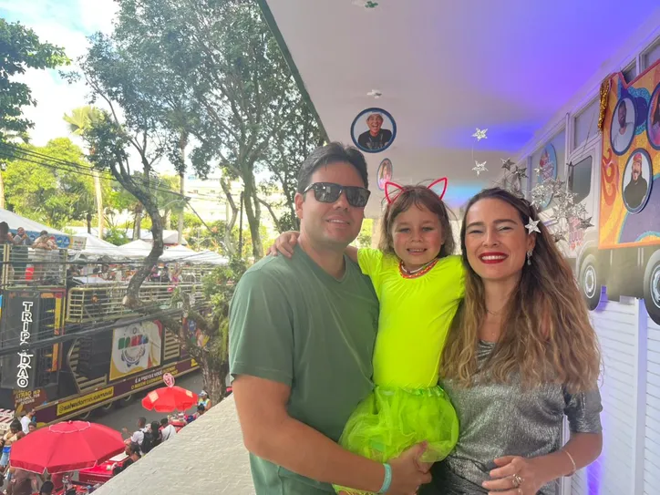 Danilo Tavares e Andiara Barros seguram a filha Lulu, protagonista do Camarote