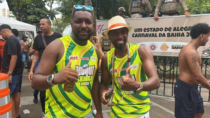 De chapéu, Leandro Santos posa ao lado de um amigo