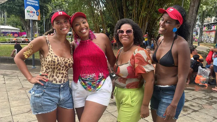 De pochete, Fabiana Santana posa ao lado da família