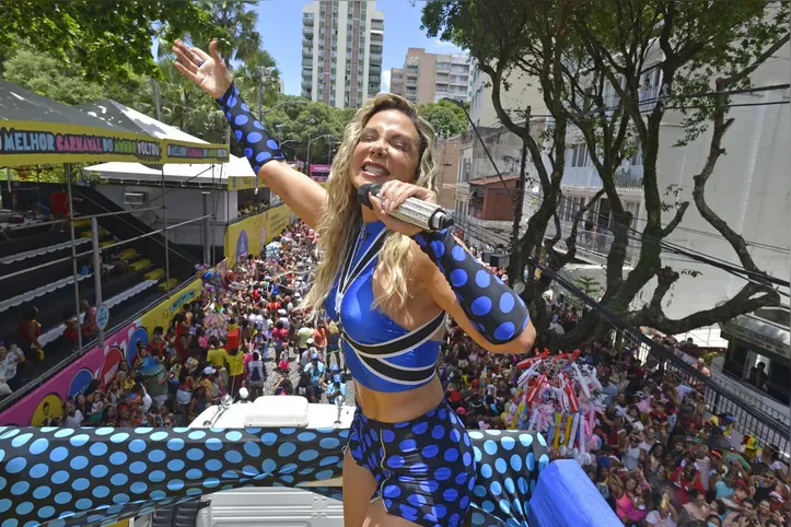 Carla Perez comandando bloco infantil Algodão Doce