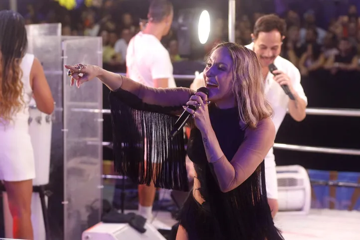 Claudia Leitte foi uma das atrações da 1º noite de festa em Itabuna
