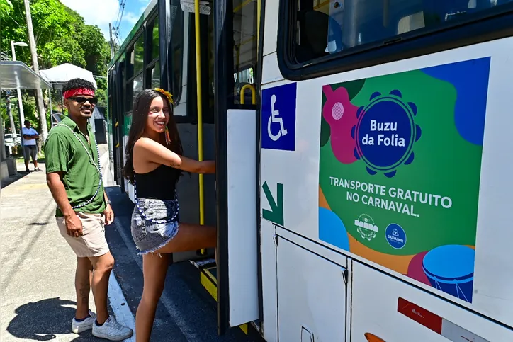 O serviço conta com identificação lateral e frontal do ônibus