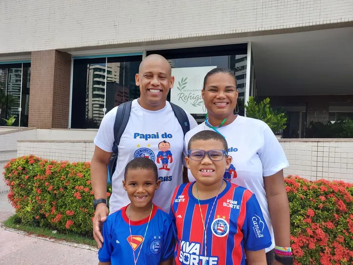 Geisa Helena ao lado do marido e dos filhos Arthur e Matheus, uma criança autista