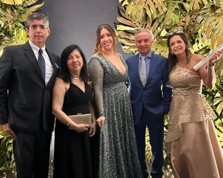 Amanda feliz com a conquista do diploma em Medicina