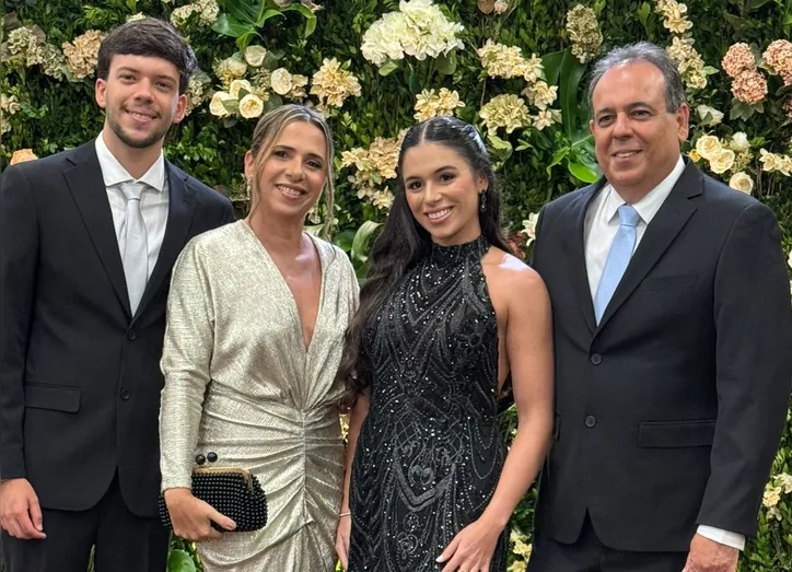 Carol cercada da família em dia especial