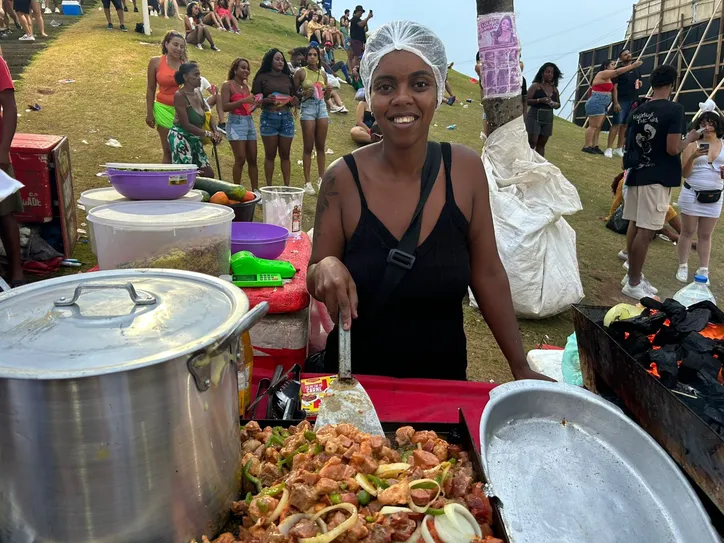 Rosângela Santos vende os churrasquinhos com os quais trabalha desde os 18 anos