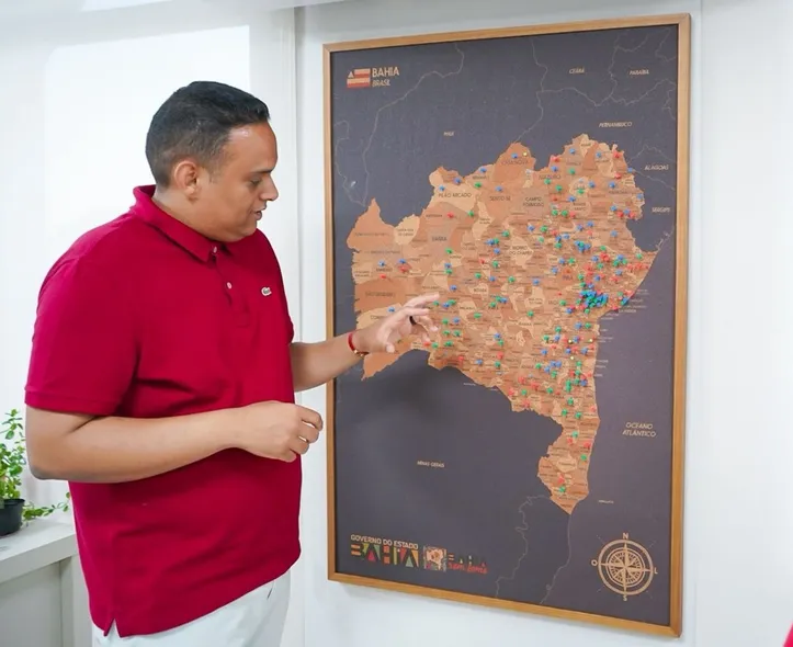 Tiago Pereira mostra no mapa a evolução da presença do Bahia Sem Fome em todas as regiões do estado.