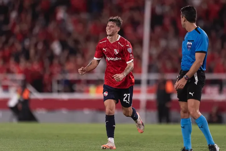 Diego Tarzia comemorando gol pelo Independiente