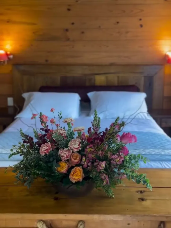 Hotel Curucaca tem estilo rústico e lembra uma cabana de luxo