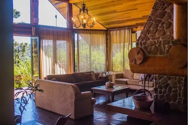 Hotel Curucaca tem estilo rústico e lembra uma cabana de luxo