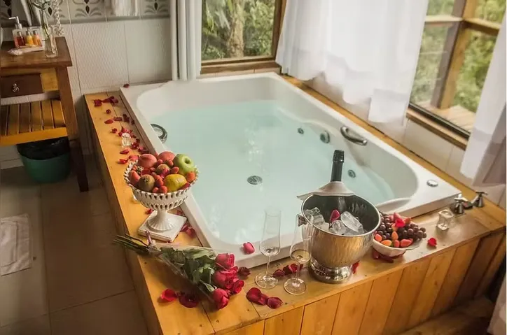 Hotel Curucaca tem estilo rústico e lembra uma cabana de luxo