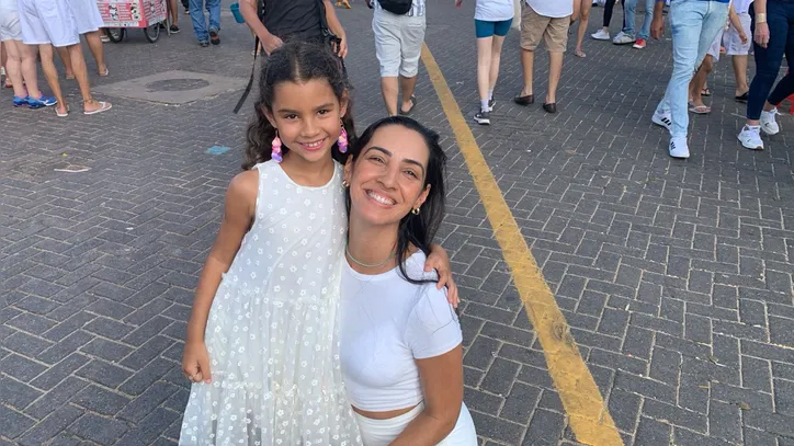 Mayra e sua filha, Maya