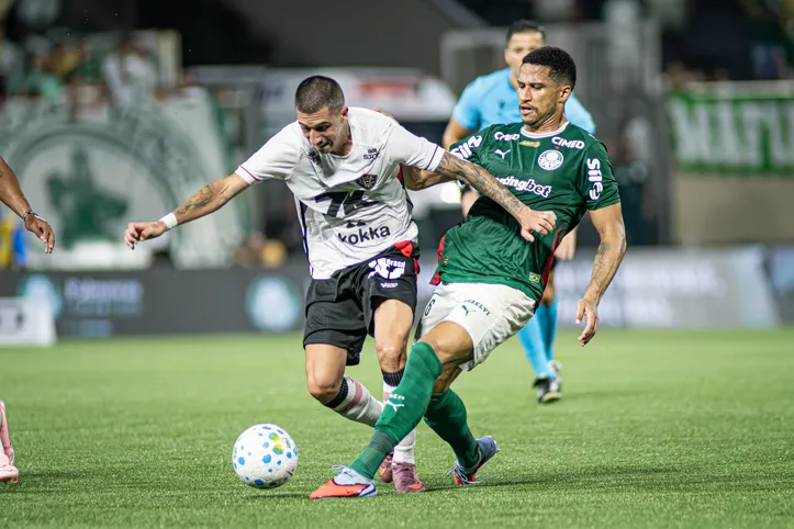 Aitor sendo marcado por Murilo