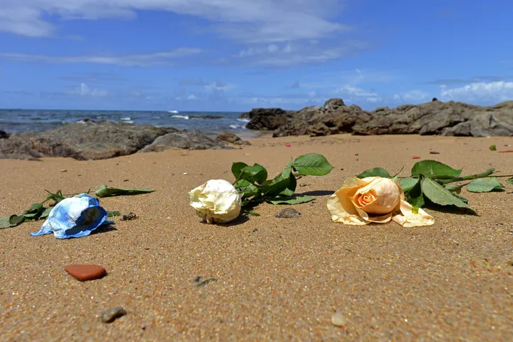 FOTO DO DIA 
SALVADOR
Limpeza da praia da Colônia de Pesca do Rio Vermelho.
Na Foto: funcionários da Limpurb e Seman, fazem a limpeza e desarmando as estruturas da festa de Iemanjá. Na Praia pouco presente devolvido.
Foto Shirley Stolze / Ag A TARDE
Data: 03/02/2025