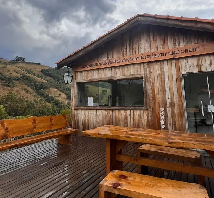 Local onde é produzido os queijos na Velho Pitta, também serve para degustação