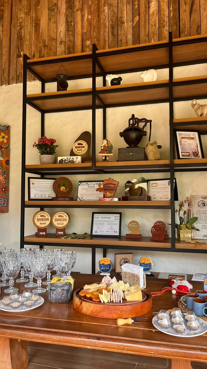 Estante de prêmios da queijaria Velho Pitta
