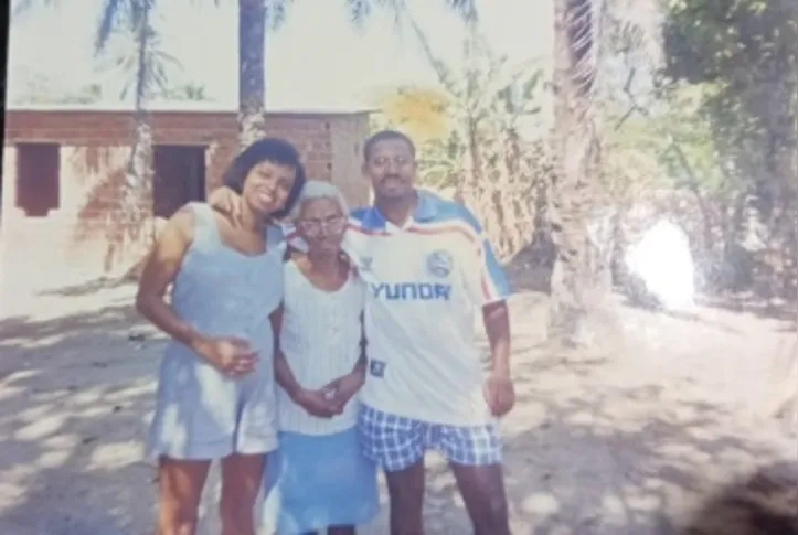 (esq.) Tia, bisavó, Carmém, e tio de Flávia