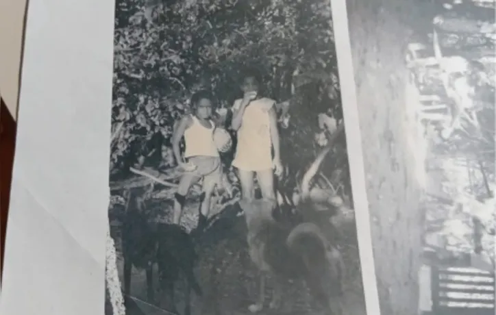 (dir.) Flávia e uma prima, no mesmo terreno onde mora até hoje