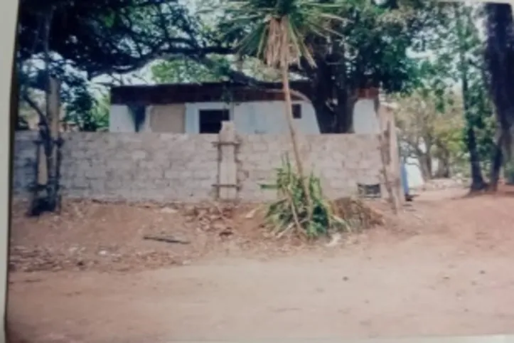 Casa da família de Flávia no mesmo terreno onde ela construiu a dela para morar com o marido e o filho