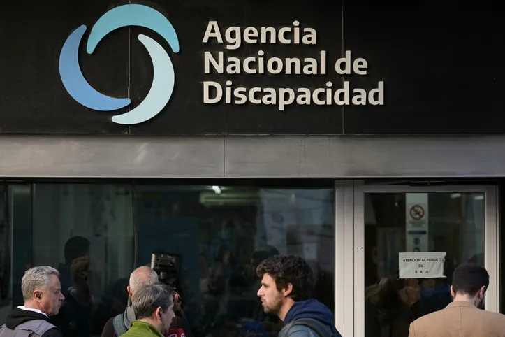 A imprensa aguarda do lado de fora da Agência Nacional para Pessoas com Deficiência (Andis) durante uma operação de busca e apreensão em Buenos Aires