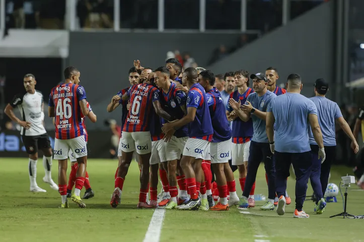 Jogadores do Bahia celebram gol marcado pro Jean Lucas