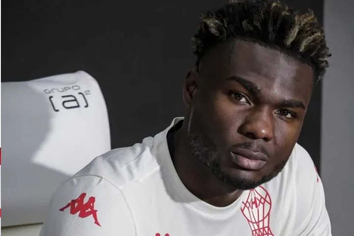 Jordy Caicedo com a camisa do Huracán