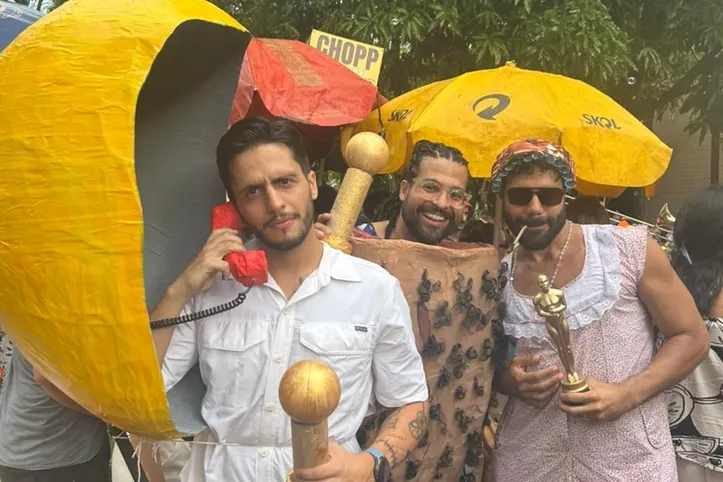 Foliões com fantasias em referência ao filme "Agente Secreto"