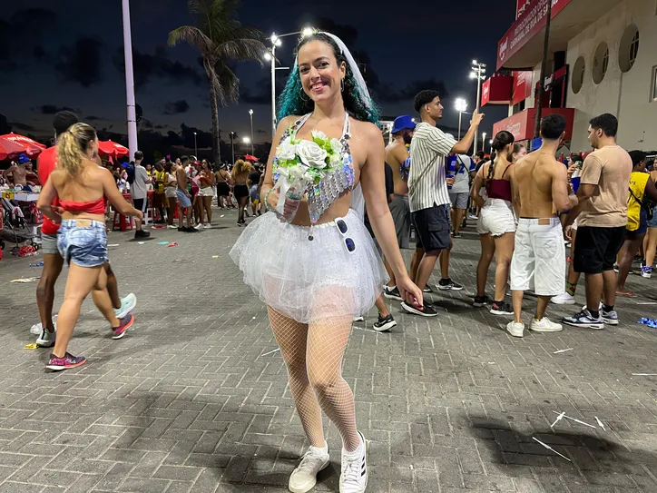 Imagem ilustrativa da imagem Fantasias viram espetáculo à parte no primeiro dia de folia na Barra