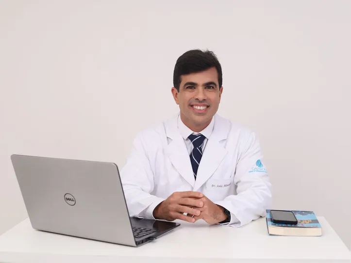 Médico gastroenterologista Luiz Almeida