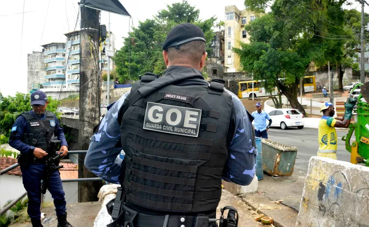 Fiscalização interditou três ferros-velhos e autuou comércios